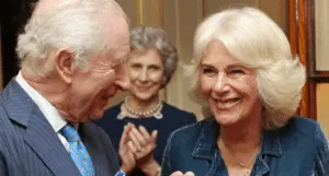 Rei Charles e Rainha Camilla promovem medalha literária em recepção na Clarence House