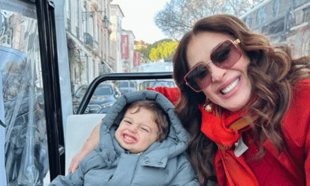 Claudia Raia encanta ao passear de trem com o pequeno Luca em Portugal