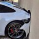 Criança dá ré em Porsche