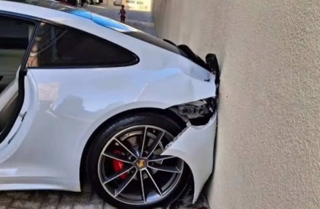 Criança dá ré em Porsche