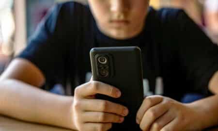 Criança usando celular