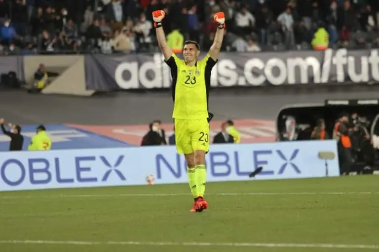 Dibu Martínez