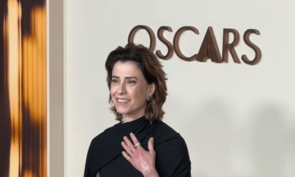 Frase de Fernanda Torres em “Ainda estou aqui” vira bordão e atrai multidões à Urca