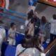 Foliões jogam altinha em camarote durante desfile