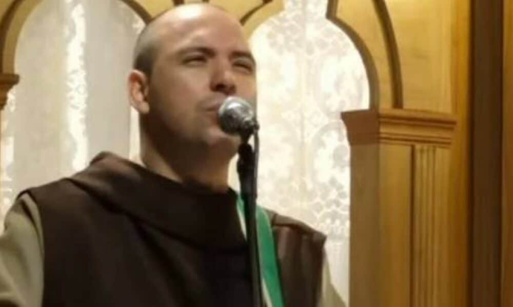 Saiba como acompanhar Frei Gilson ao vivo todo dia de madrugada no YouTube e mais