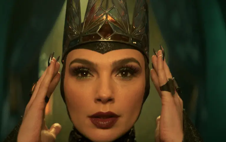Gal Gador como Rainha Má