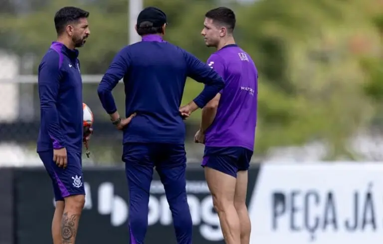Garro conversa com Ramón e Emiliano durante treino do Corinthians