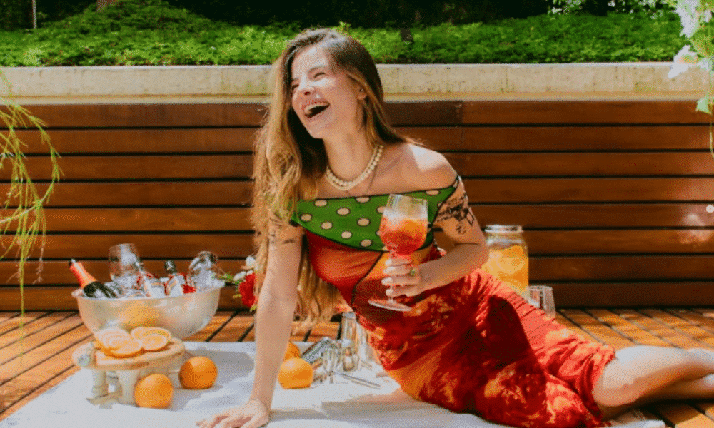 Giulia Be mostra prévia do vestido de noiva luxuoso com bordados para casamento com Conor Kennedy