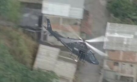 Helicóptero da Policia Civil sobrevoa na Vila Aliança e copiloto é baleado