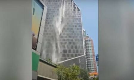 Hotel na Tailândia transbordando água durante o terremoto