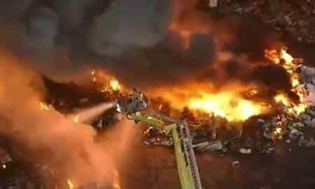 Incêndio em ferro velho em Benfica no RJ