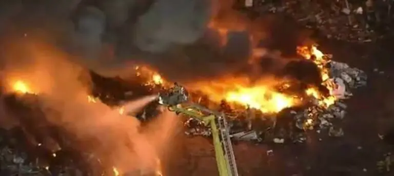 Incêndio em ferro velho em Benfica no RJ