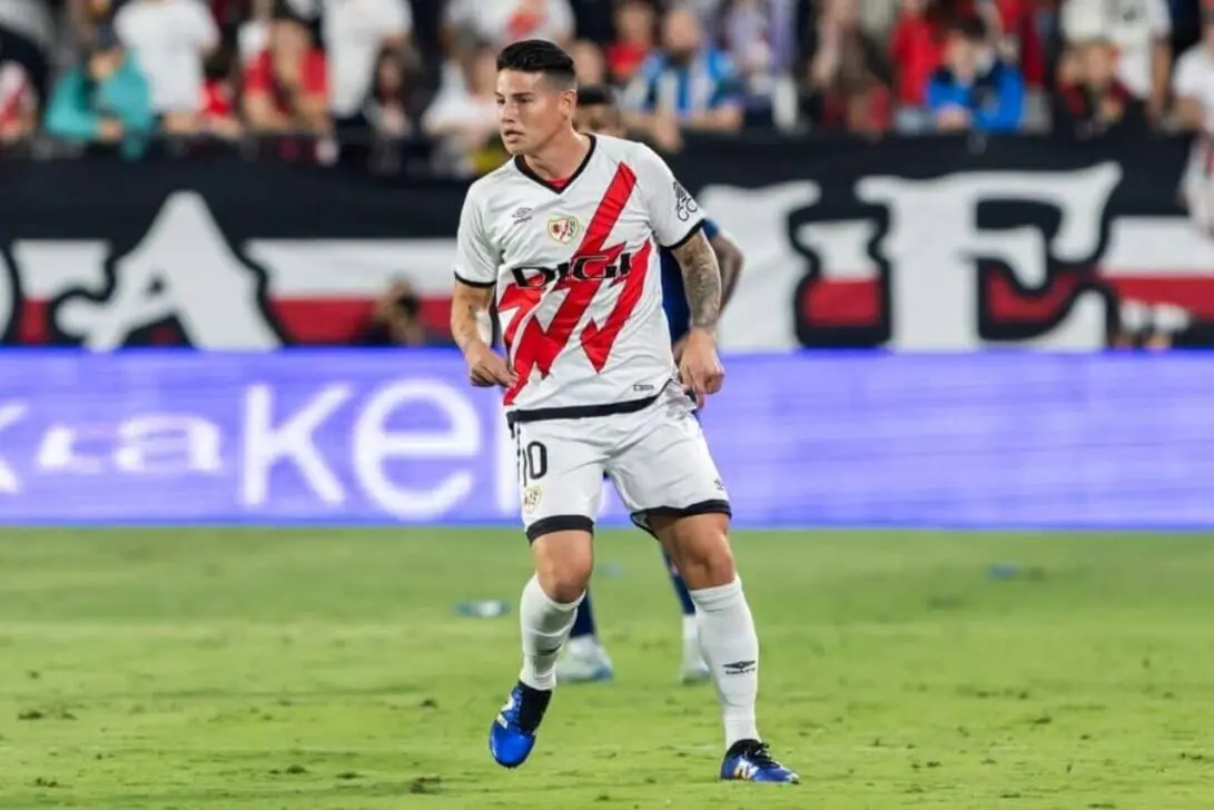 James Rodríguez afirma superar Zidane, Modric, Kroos e Xavi em entrevista polêmica na Espanha