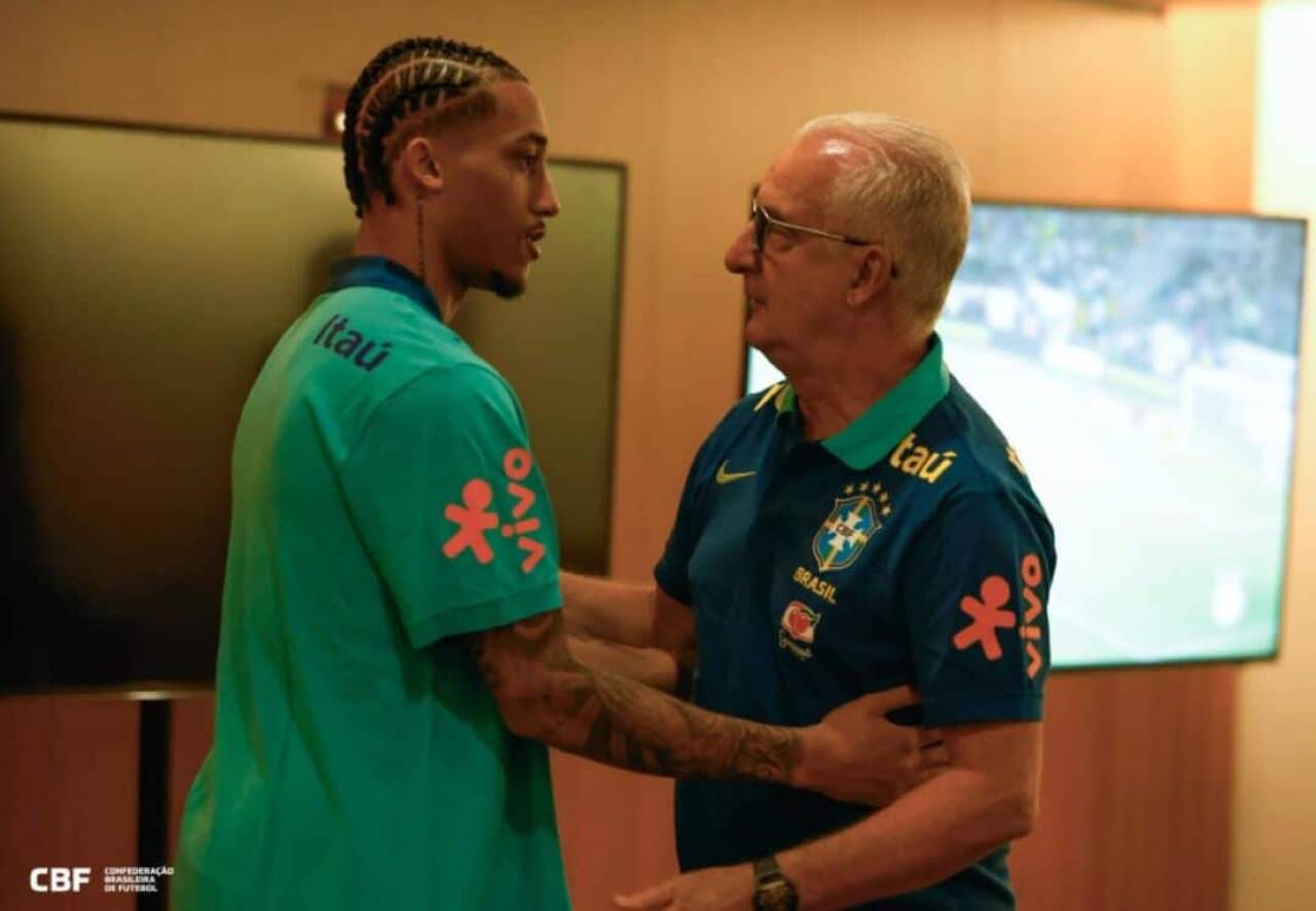 João Pedro cumprimenta Dorival na apresentação da Seleção em Brasília