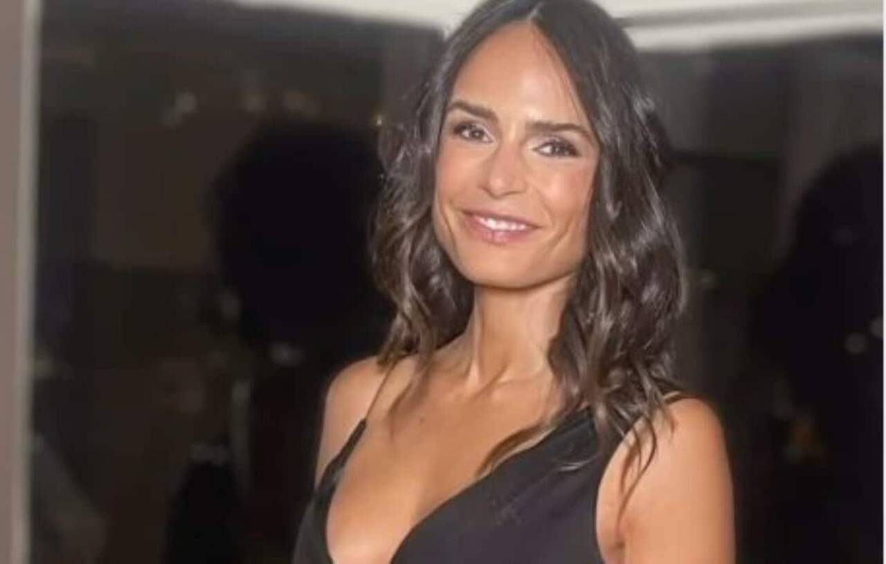Jordana Brewster curte altinha no Rio com filho e camisas de Flamengo e Fluminense roubam a cena