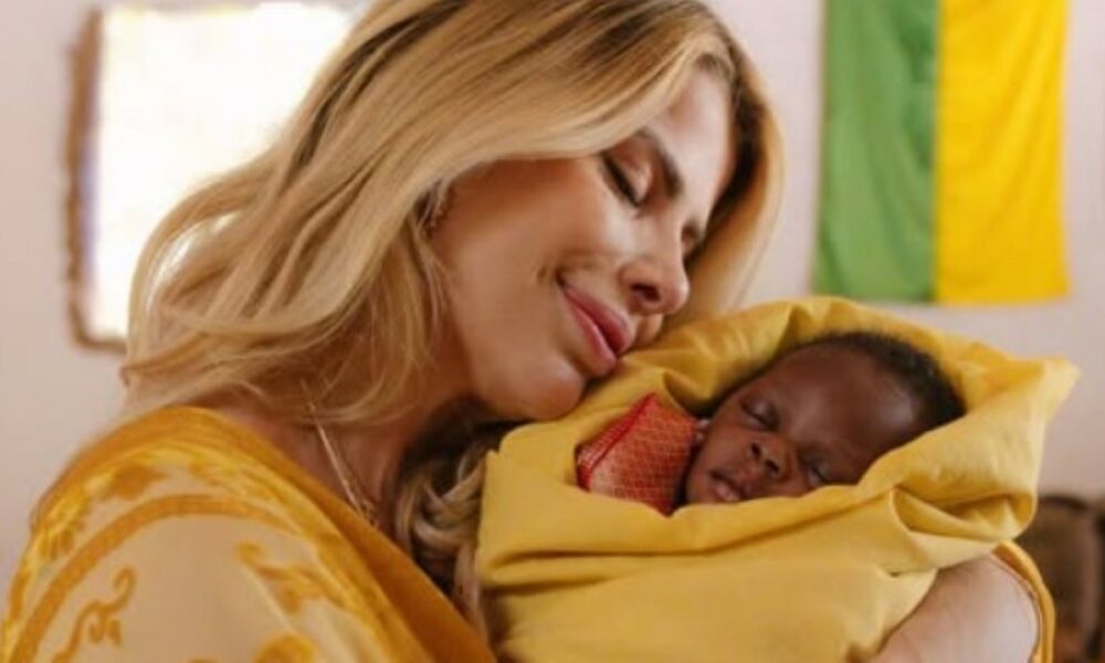 Karina Bacchi surpreende ao posar com bebê em Guiné-Bissau e revelar projeto de adoção