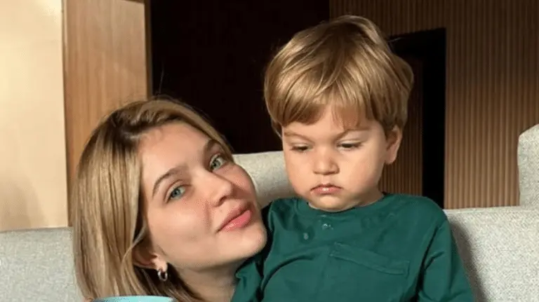 Lyandra Costa com o filho