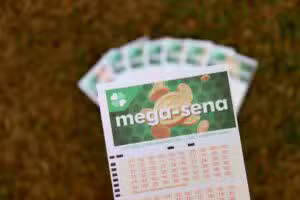 Mega-Sena acumula R$ 130 milhões e pode gerar renda mensal de até R$ 650 mil na poupança