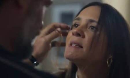 Mércia flaga Molina com amante em Mania de Você