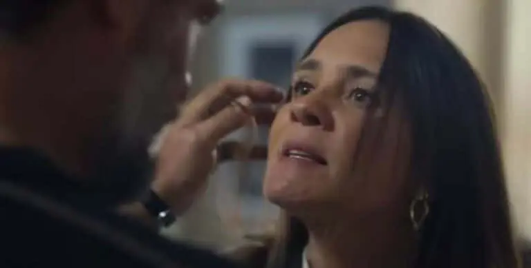 Mércia flaga Molina com amante em Mania de Você