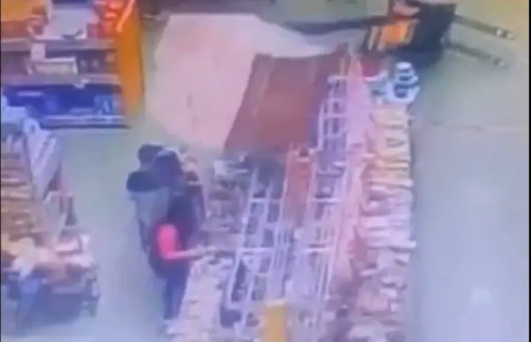 Mulher é atingida por carga de uma tonelada de leite condensado