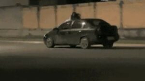 Mulher se arrsica em cima do para-brisa para impedir marido fugir com a filha