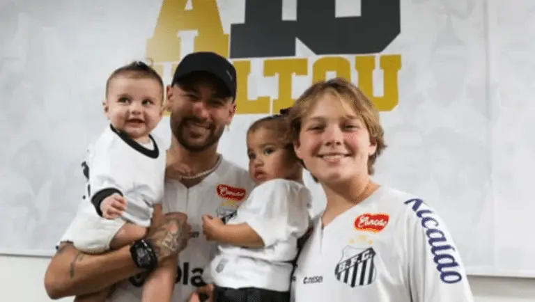 Neymar com os filhos