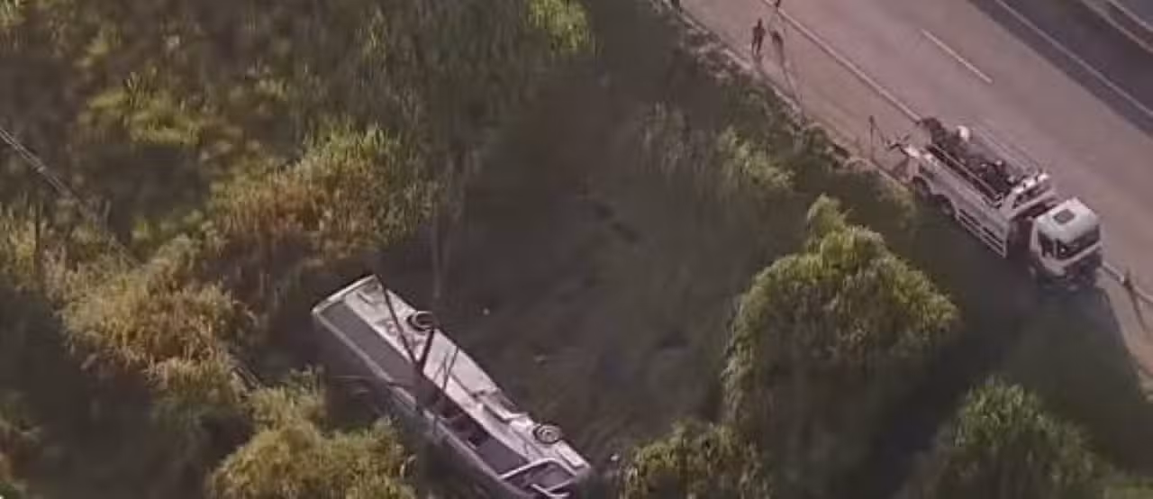 Ônibus cai em ribanceira na Dutra, em Pindamonhangaba