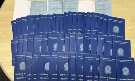 PF aprende carteiras de trabalho em branco
