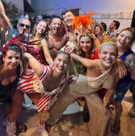 Paolla Oliveira curte carnaval juntos com amigos