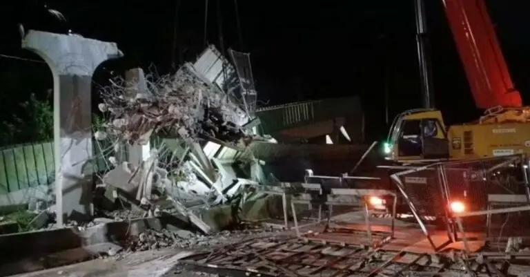 Passarela desaba após batida de carreta na Rodovia Anchieta, em São Paulo