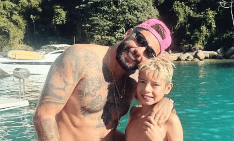 Pedro Scooby com filho