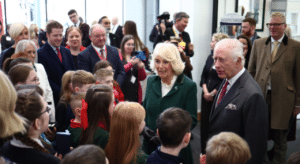 Veja como Charles e Camilla movimentaram Banbridge em visita real com 500 espectadores