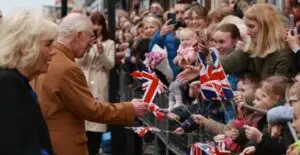 Explore a visita real: Charles e Camilla encantam Banbridge com música e história