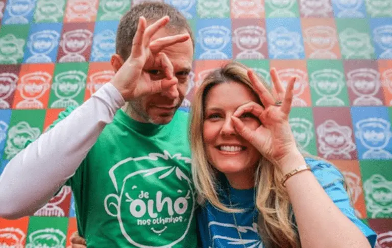 Tiago Leifert e esposa