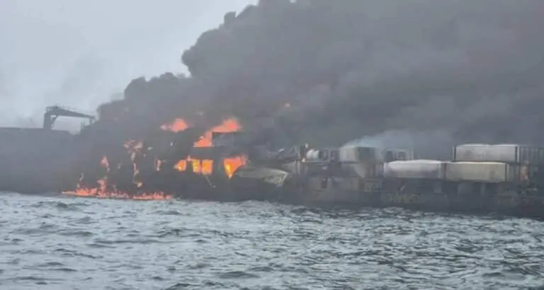 Um petroleiro pega fogo após uma colisão no Mar do Norte