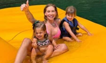 Virginia Fonseca curte passeio de barco em Angra dos Reis com família em embarcação de luxo