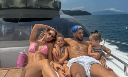Virginia com família em lancha