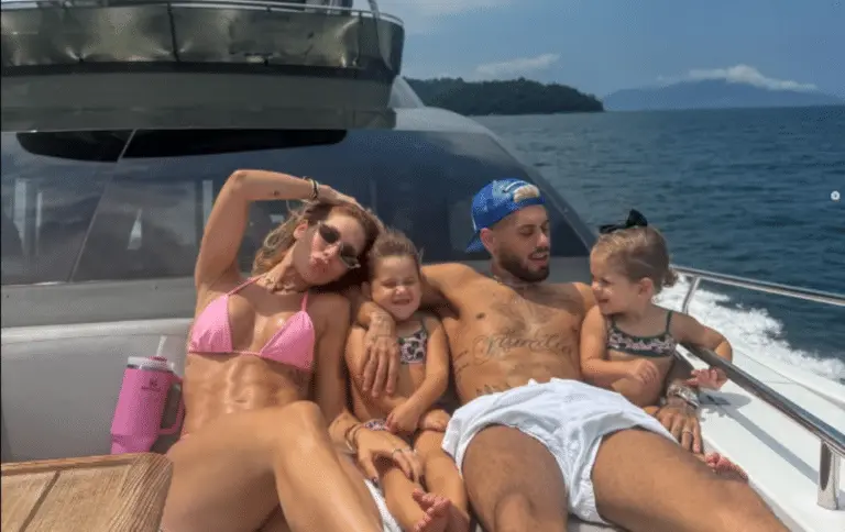 Virginia com família em lancha