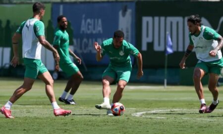 Vitor Roque e Gustavo Gómez (D) durante treinamento do Palmeiras
