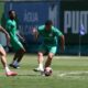 Vitor Roque e Gustavo Gómez (D) durante treinamento do Palmeiras