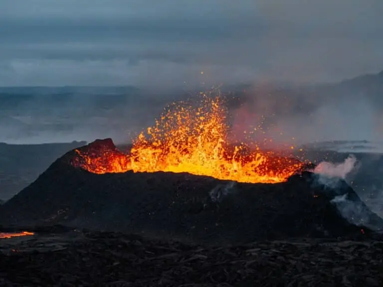 Vulcão - Lava - Erupção