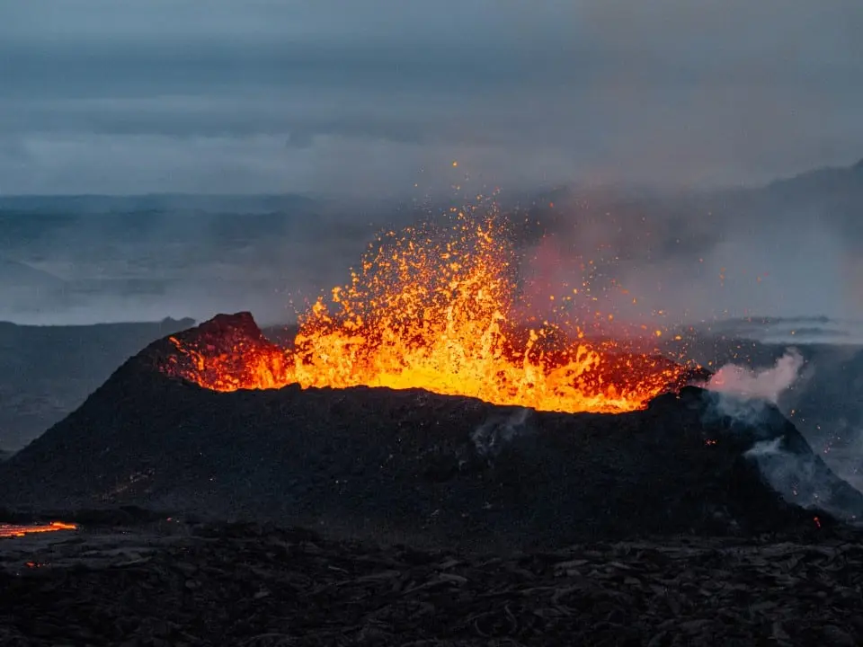 Vulcão - Lava - Erupção