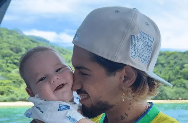 Zé Felipe com o filho