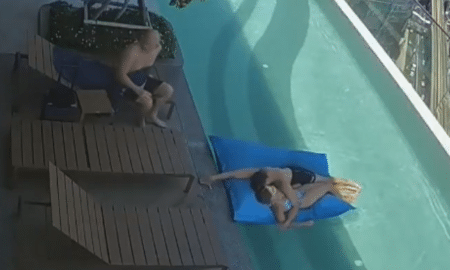 casal em piscina de hotel em Bangkok