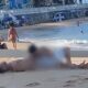 homens na praia