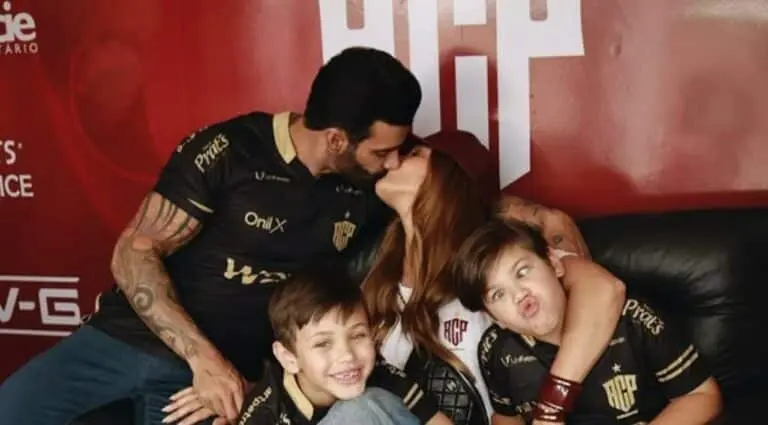 Andressa Suita e Gustavo Lima com filhos