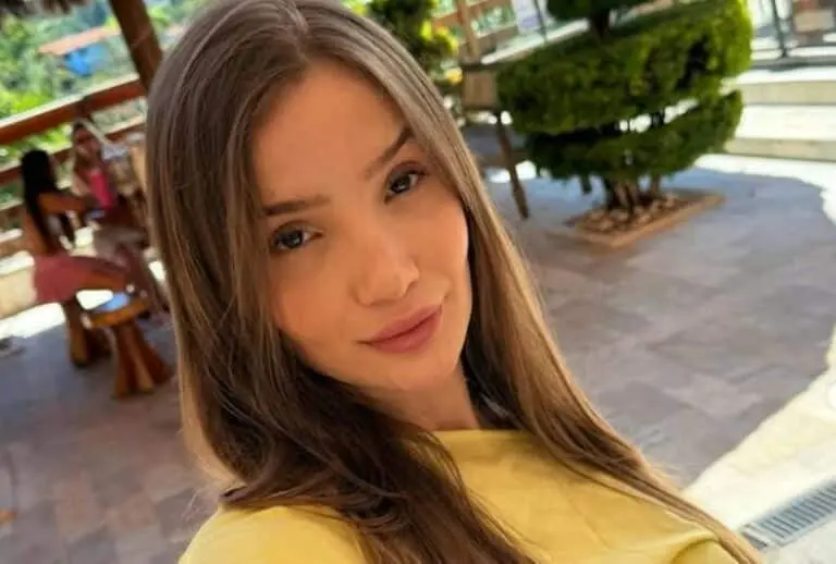 Anna Livya.