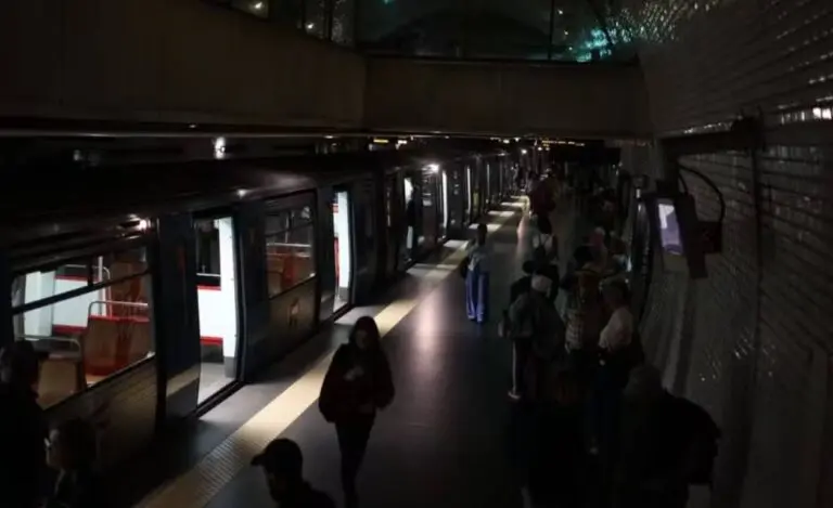 Apagão em estação de metrô em Lisboa nesta segunda-feira (28) — Foto: Anderson Coelho/ Divulgação