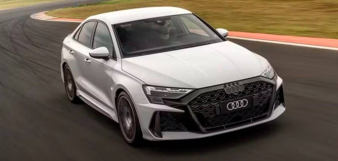 Novo Audi RS3 chega por R$ 714.990 após recorde contra BMW M2 na pista alemã